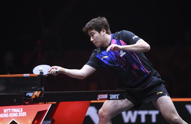 (251211) -- HONG KONG, Dec. 11, 2025 (Xinhua) -- Liang Jingkun hits a return during the men's singles round of 16 match between Liang Jingkun of China and Lin Shidong of China at the WTT Finals Hong Kong 2025 in Hong Kong, south China, Dec. 11, 2025. (Xinhua/Chen Duo)