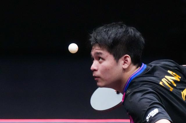 (251211) -- HONG KONG, Dec. 11, 2025 (Xinhua) -- Lin Shidong serves during the men's singles round of 16 match between Liang Jingkun of China and Lin Shidong of China at the WTT Finals Hong Kong 2025 in Hong Kong, south China, Dec. 11, 2025. (Xinhua/Zhu Wei)