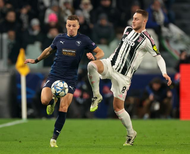 (251211) -- TURIN, Dec. 11, 2025 (Xinhua) -- Juventus's Teun Koopmeiners (R) vies with Pafos's Mislav Orsic during the UEFA Champions League match between Juventus and Pafos in Turin, Italy, Dec. 10, 2025. (Photo by Alberto Lingria/Xinhua)