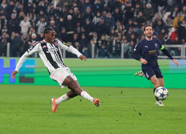 (251211) -- TURIN, Dec. 11, 2025 (Xinhua) -- Juventus' Jonathan David (L) scores during the UEFA Champions League match between Juventus and Pafos in Turin, Italy, Dec. 10, 2025. (Photo by Alberto Lingria/Xinhua)
