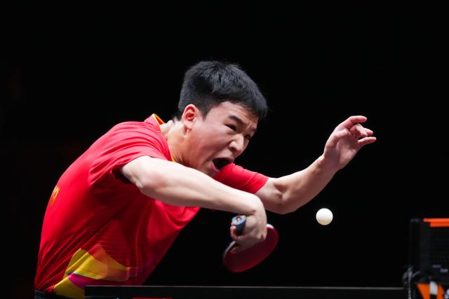 (251211) -- HONG KONG, Dec. 11, 2025 (Xinhua) -- Xiang Peng hits a return during the men's singles round of 16 match between An Jaehyun of South Korea and Xiang Peng of China at the WTT Finals Hong Kong 2025 in Hong Kong, south China, Dec. 11, 2025. (Xinhua/Zhu Wei)