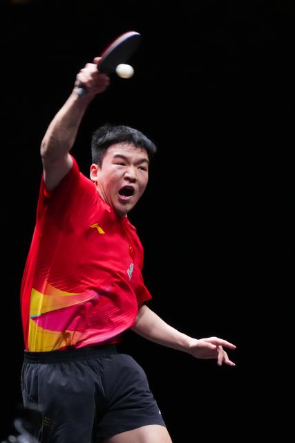 (251211) -- HONG KONG, Dec. 11, 2025 (Xinhua) -- Xiang Peng hits a return during the men's singles round of 16 match between An Jaehyun of South Korea and Xiang Peng of China at the WTT Finals Hong Kong 2025 in Hong Kong, south China, Dec. 11, 2025. (Xinhua/Zhu Wei)
