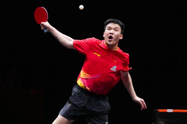 (251211) -- HONG KONG, Dec. 11, 2025 (Xinhua) -- Xiang Peng hits a return during the men's singles round of 16 match between An Jaehyun of South Korea and Xiang Peng of China at the WTT Finals Hong Kong 2025 in Hong Kong, south China, Dec. 11, 2025. (Xinhua/Zhu Wei)