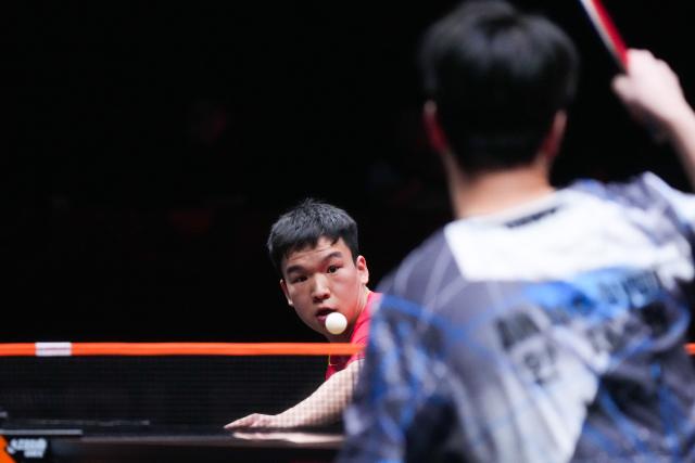 (251211) -- HONG KONG, Dec. 11, 2025 (Xinhua) -- Xiang Peng hits a return during the men's singles round of 16 match between An Jaehyun of South Korea and Xiang Peng of China at the WTT Finals Hong Kong 2025 in Hong Kong, south China, Dec. 11, 2025. (Xinhua/Zhu Wei)