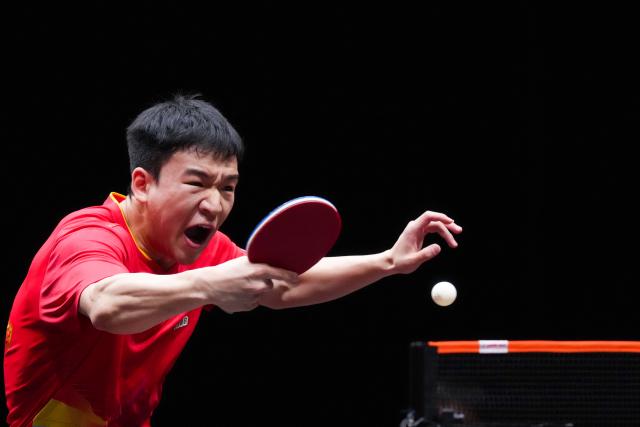 (251211) -- HONG KONG, Dec. 11, 2025 (Xinhua) -- Xiang Peng hits a return during the men's singles round of 16 match between An Jaehyun of South Korea and Xiang Peng of China at the WTT Finals Hong Kong 2025 in Hong Kong, south China, Dec. 11, 2025. (Xinhua/Zhu Wei)