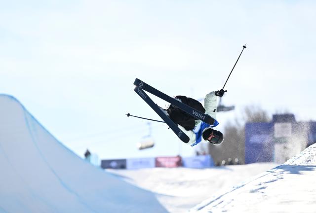 (251211) -- ZHANGJIAKOU, Dec. 11, 2025 (Xinhua) -- Vincent Maharavo of France competes during the men's freeski halfpipe qualification of FIS Freeski World Cup 2025 in Zhangjiakou, north China's Hebei Province, Dec. 11, 2025. (Xinhua/Wu Huiwo)