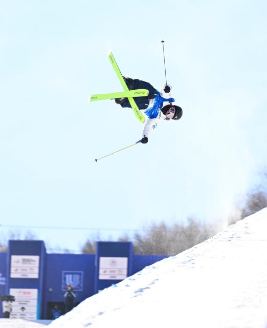 (251211) -- ZHANGJIAKOU, Dec. 11, 2025 (Xinhua) -- Matsuura Toma of Japan competes during the men's freeski halfpipe qualification of FIS Freeski World Cup 2025 in Zhangjiakou, north China's Hebei Province, Dec. 11, 2025. (Xinhua/Wu Huiwo)
