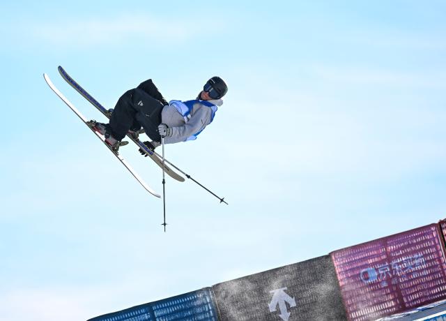 (251211) -- ZHANGJIAKOU, Dec. 11, 2025 (Xinhua) -- Mack Winterberger of the United States competes during the men's freeski halfpipe qualification of FIS Freeski World Cup 2025 in Zhangjiakou, north China's Hebei Province, Dec. 11, 2025. (Xinhua/Wu Huiwo)