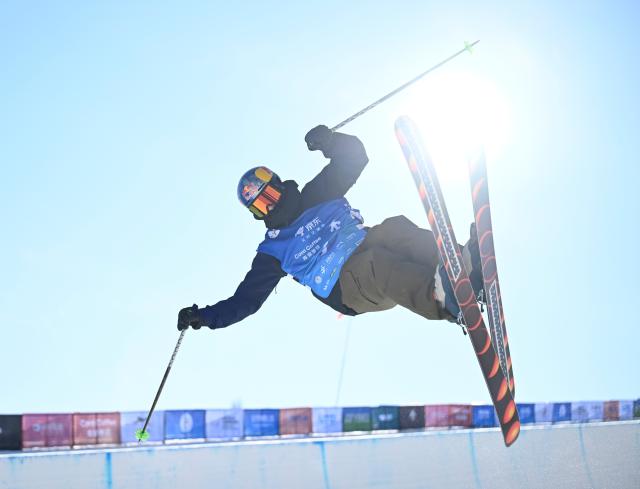 (251211) -- ZHANGJIAKOU, Dec. 11, 2025 (Xinhua) -- Birk Irving of the United States competes during the men's freeski halfpipe qualification of FIS Freeski World Cup 2025 in Zhangjiakou, north China's Hebei Province, Dec. 11, 2025. (Xinhua/Wu Huiwo)