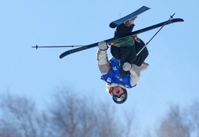 (251211) -- ZHANGJIAKOU, Dec. 11, 2025 (Xinhua) -- Matthew Labaugh of the United States competes during the men's freeski halfpipe qualification of FIS Freeski World Cup 2025 in Zhangjiakou, north China's Hebei Province, Dec. 11, 2025. (Xinhua/Wang Peng)