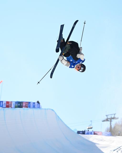 (251211) -- ZHANGJIAKOU, Dec. 11, 2025 (Xinhua) -- Matthew Labaugh of the United States competes during the men's freeski halfpipe qualification of FIS Freeski World Cup 2025 in Zhangjiakou, north China's Hebei Province, Dec. 11, 2025. (Xinhua/Wu Huiwo)
