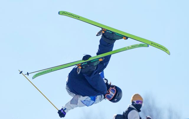 (251211) -- ZHANGJIAKOU, Dec. 11, 2025 (Xinhua) -- Matsuura Toma of Japan competes during the men's freeski halfpipe qualification of FIS Freeski World Cup 2025 in Zhangjiakou, north China's Hebei Province, Dec. 11, 2025. (Xinhua/Wang Peng)