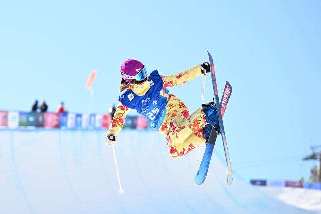 (251211) -- ZHANGJIAKOU, Dec. 11, 2025 (Xinhua) -- Jeanee Crane-Mauzy of Vanuatu competes during the women's freeski halfpipe qualification of FIS Freeski World Cup 2025 in Zhangjiakou, north China's Hebei Province, Dec. 11, 2025. (Xinhua/Wu Huiwo)
