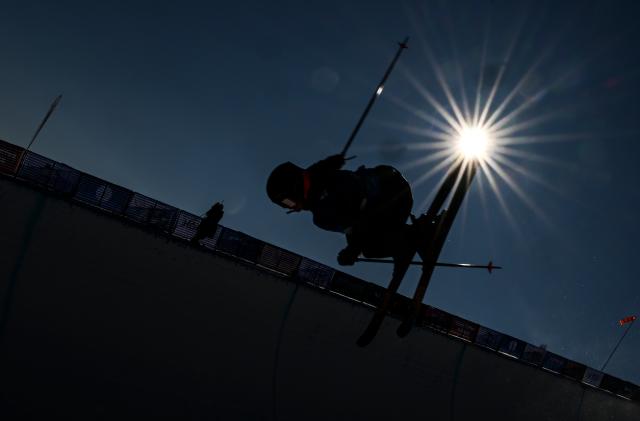 (251211) -- ZHANGJIAKOU, Dec. 11, 2025 (Xinhua) -- Abby Winterberger of the United States competes during the women's freeski halfpipe qualification of FIS Freeski World Cup 2025 in Zhangjiakou, north China's Hebei Province, Dec. 11, 2025. (Xinhua/Wu Huiwo)