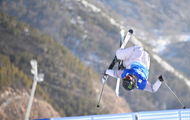 (251211) -- ZHANGJIAKOU, Dec. 11, 2025 (Xinhua) -- Cassie Sharpe of Canada competes during the women's freeski halfpipe qualification of FIS Freeski World Cup 2025 in Zhangjiakou, north China's Hebei Province, Dec. 11, 2025. (Xinhua/Wu Huiwo)