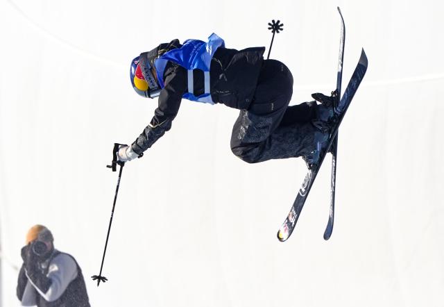 (251211) -- ZHANGJIAKOU, Dec. 11, 2025 (Xinhua) -- Gu Ailing of China competes during the women's freeski halfpipe qualification of FIS Freeski World Cup 2025 in Zhangjiakou, north China's Hebei Province, Dec. 11, 2025. (Xinhua/Wang Peng)