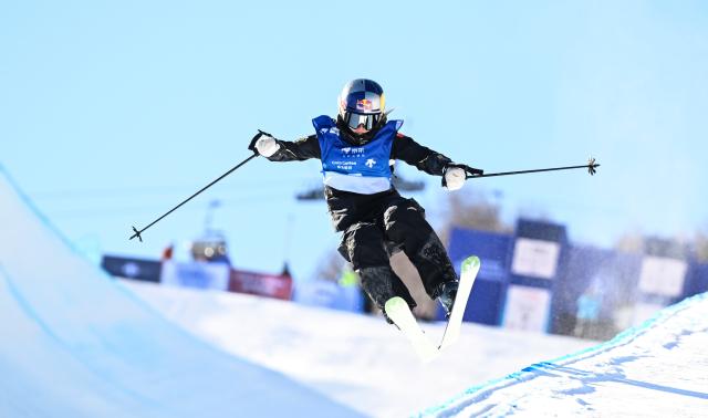 (251211) -- ZHANGJIAKOU, Dec. 11, 2025 (Xinhua) -- Gu Ailing of China competes during the women's freeski halfpipe qualification of FIS Freeski World Cup 2025 in Zhangjiakou, north China's Hebei Province, Dec. 11, 2025. (Xinhua/Wu Huiwo)