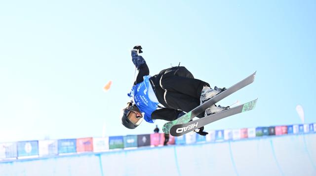 (251211) -- ZHANGJIAKOU, Dec. 11, 2025 (Xinhua) -- Zoe Atkin of Britain competes during the women's freeski halfpipe qualification of FIS Freeski World Cup 2025 in Zhangjiakou, north China's Hebei Province, Dec. 11, 2025. (Xinhua/Wu Huiwo)