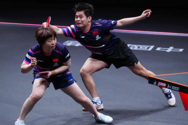 (251211) -- HONG KONG, Dec. 11, 2025 (Xinhua) -- Lin Shidong (R)/Kuai Man compete during the mixed doubles group 1 match between Wang Chuqin/Sun Yingsha of China and Lin Shidong/Kuai Man of China at the WTT Finals Hong Kong 2025 in Hong Kong, south China, Dec. 11, 2025. (Xinhua/Zhu Wei)