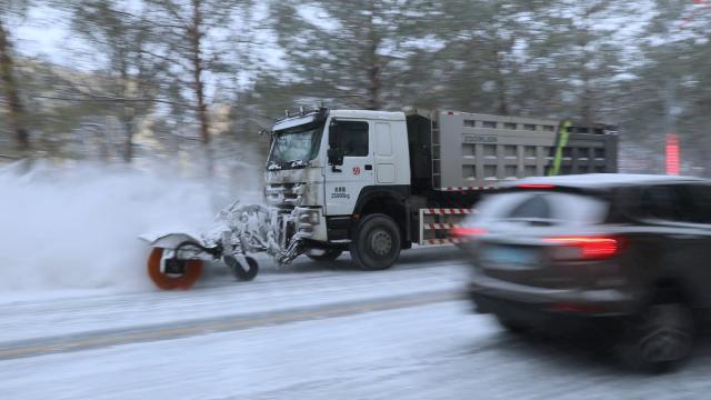 (251211) -- URUMQI, Dec. 11, 2025 (Xinhua) -- A snow removal vehicle cleans snow on a road in Habahe County in Altay, northwest China's Xinjiang Uygur Autonomous Region, Dec. 10, 2025. TO GO WITH "Xinjiang heats up, halts traffic amid strong cold snap" (Photo by Basanbek Bahit/Xinhua)