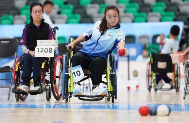 (251211) -- HONG KONG, Dec. 11, 2025 (Xinhua) -- Meng Hui (R) of Sichuan competes during the women's individual BC2 semifinals of boccia at China's 12th National Games for Persons with Disabilities and the 9th National Special Olympic Games in Hong Kong, south China, Dec. 11, 2025. (Xinhua/Lu Hanxin)