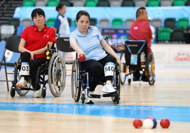 (251211) -- HONG KONG, Dec. 11, 2025 (Xinhua) -- Zhan Xia (R) of Guangdong competes during the women's individual BC4 semifinals of boccia at China's 12th National Games for Persons with Disabilities and the 9th National Special Olympic Games in Hong Kong, south China, Dec. 11, 2025. (Xinhua/Lu Hanxin)