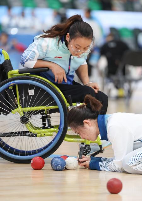 (251211) -- HONG KONG, Dec. 11, 2025 (Xinhua) -- Meng Hui (top) of Sichuan reacts during the women's individual BC2 semifinals of boccia at China's 12th National Games for Persons with Disabilities and the 9th National Special Olympic Games in Hong Kong, south China, Dec. 11, 2025. (Xinhua/Lu Hanxin)