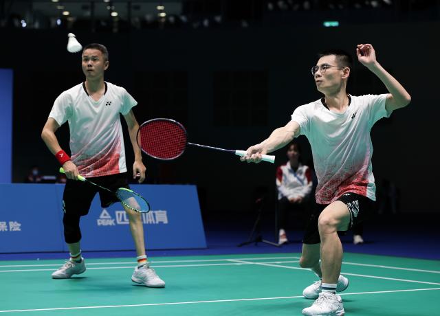 (251211) -- MACAO, Dec. 11, 2025 (Xinhua) -- Chen Pengfei (R)/Huang Qiyu of Fujian compete during the men's doubles SL3-SL4 group 2 match of para badminton at China's 12th National Games for Persons with Disabilities and the 9th National Special Olympic Games in Macao, China, Dec. 11, 2025. (Xinhua/Mao Siqian)