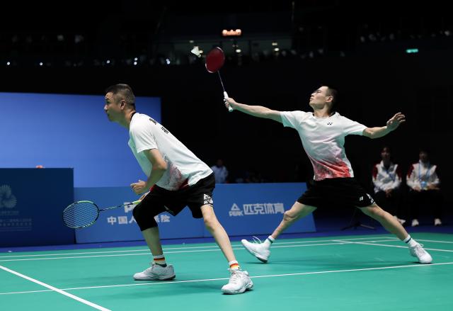 (251211) -- MACAO, Dec. 11, 2025 (Xinhua) -- Chen Pengfei (R)/Huang Qiyu of Fujian compete during the men's doubles SL3-SL4 group 2 match of para badminton at China's 12th National Games for Persons with Disabilities and the 9th National Special Olympic Games in Macao, China, Dec. 11, 2025. (Xinhua/Mao Siqian)