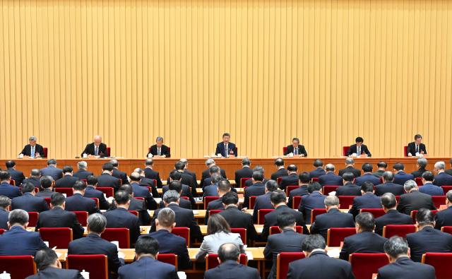(251211) -- BEIJING, Dec. 11, 2025 (Xinhua) -- Xi Jinping, general secretary of the Communist Party of China Central Committee, Chinese president and chairman of the Central Military Commission, delivers an important speech at the annual Central Economic Work Conference in Beijing, capital of China. The conference was held in Beijing from Wednesday to Thursday. Li Qiang, Zhao Leji, Wang Huning, Cai Qi, Ding Xuexiang and Li Xi attended the conference. (Xinhua/Xie Huanchi)