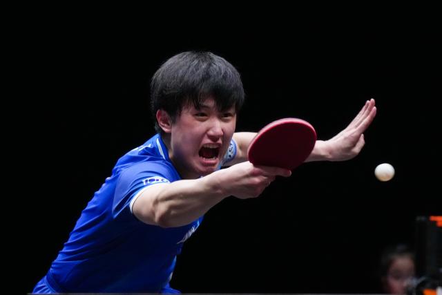 (251211) -- HONG KONG, Dec. 11, 2025 (Xinhua) -- Harimoto Tomokazu hits a return during the men's singles round of 16 match between Simon Gauzy of France and Harimoto Tomokazu of Japan at the WTT Finals Hong Kong 2025 in Hong Kong, south China, Dec. 11, 2025. (Xinhua/Zhu Wei)