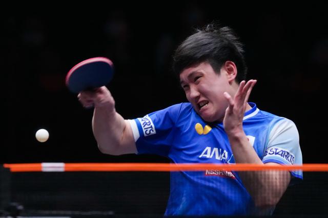 (251211) -- HONG KONG, Dec. 11, 2025 (Xinhua) -- Harimoto Tomokazu hits a return during the men's singles round of 16 match between Simon Gauzy of France and Harimoto Tomokazu of Japan at the WTT Finals Hong Kong 2025 in Hong Kong, south China, Dec. 11, 2025. (Xinhua/Zhu Wei)