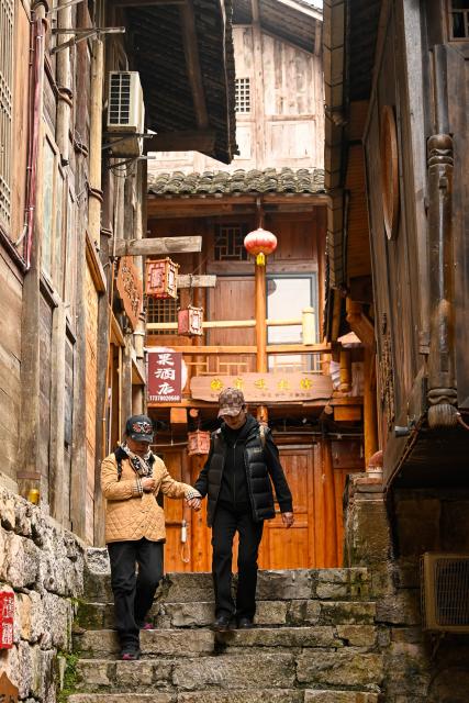 (251211) -- CHONGQING, Dec. 11, 2025 (Xinhua) -- Tourists visit the Gongtan Ancient Town in Youyang Tujia and Miao Autonomous County, southwest China's Chongqing Municipality, on Dec. 11, 2025. (Photo by Qiu Hongbin/Xinhua)