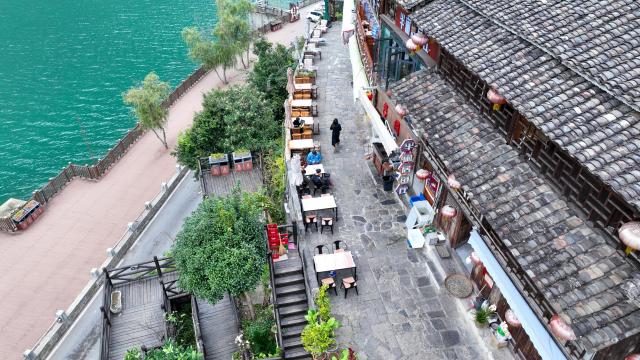 (251211) -- CHONGQING, Dec. 11, 2025 (Xinhua) -- An aerial drone photo taken on Dec. 11, 2025 shows tourists visiting the Gongtan Ancient Town in Youyang Tujia and Miao Autonomous County, southwest China's Chongqing Municipality. (Photo by Qiu Hongbin/Xinhua)