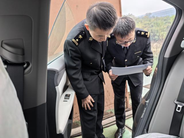 (251211) -- CHONGQING, Dec. 11, 2025 (Xinhua) -- Staff members of the Chongqing Customs check export-bound new energy vehicles at a port in Chongqing, southwest China, Dec. 5, 2025. In recent years, as Chongqing accelerated its transformation into an inland hub for opening-up, a growing number of locally manufactured vehicles have found their way to overseas markets. The local automotive industry encompasses a wide range of power solutions such as battery electric, plug-in hybrid, extended-range, hydrogen fuel cell and battery-swapping technologies. Evolving industrial chain, product quality and supply mechanisms have all contributed to Chongqing's growing vehicle exports. 
  According to the Chongqing Customs, in the first ten months of 2025, the export value of Chongqing-manufactured vehicles increased 13.6 percent year on year, reaching 40.22 billion yuan (about 5.70 billion U.S. dollars), with the export value of electric vehicles growing 72.1 percent year on year to reach 11.65 billion yuan (about 1.65 billion U.S. dollars). (Photo by Luo Zhiwen/Xinhua)