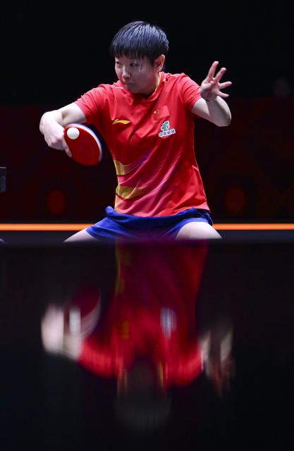 (251211) -- HONG KONG, Dec. 11, 2025 (Xinhua) -- Sun Yingsha competes during the women's singles round of 16 match between Sun Yingsha of China and Wang Yidi of China at the WTT Finals Hong Kong 2025 in Hong Kong, south China, Dec. 11, 2025. (Xinhua/Chen Duo)
