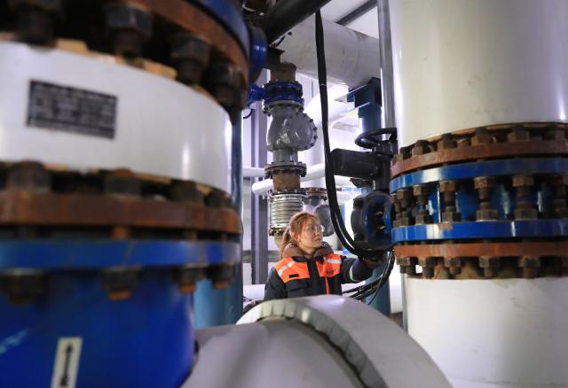 (251211) -- BEIJING, Dec. 11, 2025 (Xinhua) -- A staff member of a heating company checks heating facilities in Wenxian County of Jiaozuo City, central China's Henan Province, Dec. 10, 2025.
  The National Meteorological Center on Wednesday issued a blue alert for a cold wave and a separate blue alert for strong winds, forecasting a widespread drop in temperatures and the first large-scale snowfall this winter across northern China over the next few days. (Photo by Huang Fuxing/Xinhua)