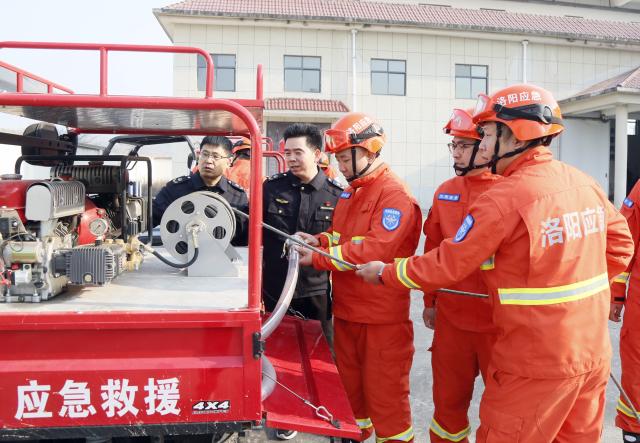 (251211) -- BEIJING, Dec. 11, 2025 (Xinhua) -- Staff of emergency management bureau of Ruyang County prepare emergency relief supplies for the extreme weather in Luoyang City, central China's Henan Province, Dec. 11, 2025.
  The National Meteorological Center on Wednesday issued a blue alert for a cold wave and a separate blue alert for strong winds, forecasting a widespread drop in temperatures and the first large-scale snowfall this winter across northern China over the next few days. (Photo by Kang Hongjun/Xinhua)