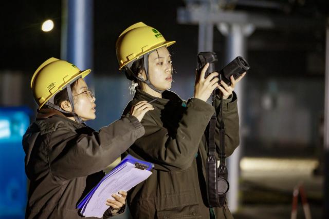 (251211) -- BEIJING, Dec. 11, 2025 (Xinhua) -- Staff members of a power supply company check the facilities at night at a transformer substation in Suixian County of Shangqiu City, central China's Henan Province, Dec. 10, 2025.
  The National Meteorological Center on Wednesday issued a blue alert for a cold wave and a separate blue alert for strong winds, forecasting a widespread drop in temperatures and the first large-scale snowfall this winter across northern China over the next few days. (Photo by Xu Zeyuan/Xinhua)