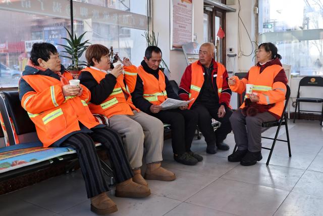 (251211) -- BEIJING, Dec. 11, 2025 (Xinhua) -- Sanitation workers drink hot tea at a workers' service station in Tongjiang City, northeast China's Heilongjiang Province, Dec. 11, 2025.
  The National Meteorological Center on Wednesday issued a blue alert for a cold wave and a separate blue alert for strong winds, forecasting a widespread drop in temperatures and the first large-scale snowfall this winter across northern China over the next few days. (Photo by Liu Wanping/Xinhua)