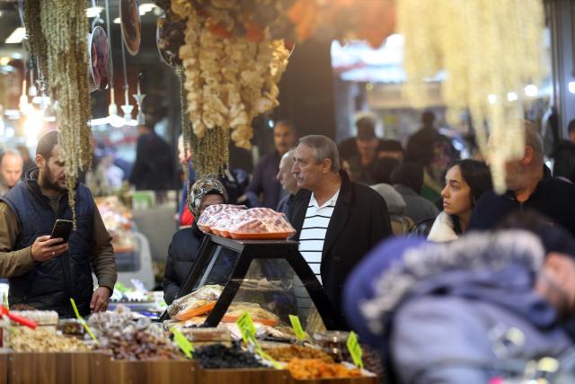 (251211) -- ANKARA, Dec. 11, 2025 (Xinhua) -- People shop at a local market in Ankara, Türkiye, Dec. 11, 2025. Türkiye's central bank cut its benchmark one-week repo rate by 150 basis points to 38 percent on Thursday, the bank's Monetary Policy Committee (MPC) said. (Mustafa Kaya/Handout via Xinhua)