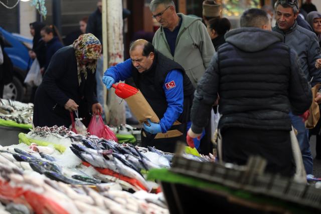 (251211) -- ANKARA, Dec. 11, 2025 (Xinhua) -- People shop at a local market in Ankara, Türkiye, Dec. 11, 2025. Türkiye's central bank cut its benchmark one-week repo rate by 150 basis points to 38 percent on Thursday, the bank's Monetary Policy Committee (MPC) said. (Mustafa Kaya/Handout via Xinhua)