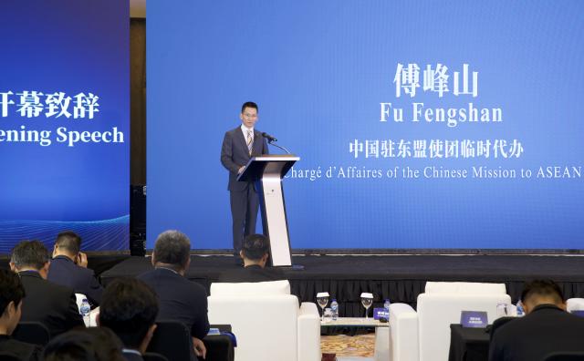 (251211) -- JAKARTA, Dec. 11, 2025 (Xinhua) -- Chargé d'Affaires of the Chinese Mission to ASEAN Fu Fengshan addresses the Hong Ting Forum in Jakarta, Indonesia, Dec. 11, 2025.
  The Hong Ting Forum themed "Advance New Frontiers for China-ASEAN Cooperation" was held on Thursday in Jakarta, Indonesia, where participants had in-depth discussions on strengthening China-ASEAN cooperation.
  Jointly organized by Xinhua News Agency Asia-Pacific Regional Bureau, the Chinese Mission to ASEAN, Xinhua Institute, and Xinhua Guangxi Bureau, the event brought together nearly 100 participants from governments, academia, businesses and media organizations from China and ASEAN member states. (Xinhua/Cen Yunpeng)
