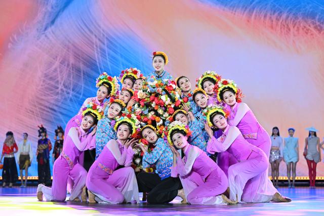 (251211) -- QUANZHOU, Dec. 11, 2025 (Xinhua) -- Actresses perform at the opening ceremony of the 2025 Maritime Silk Road International Cultural Tourism Festival in Quanzhou, southeast China's Fujian Province, on Dec. 11, 2025. (Xinhua/Jiang Kehong)