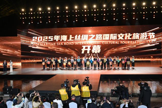 (251211) -- QUANZHOU, Dec. 11, 2025 (Xinhua) -- Guests jointly launch the 2025 Maritime Silk Road International Cultural Tourism Festival in Quanzhou, southeast China's Fujian Province, on Dec. 11, 2025. (Xinhua/Jiang Kehong)