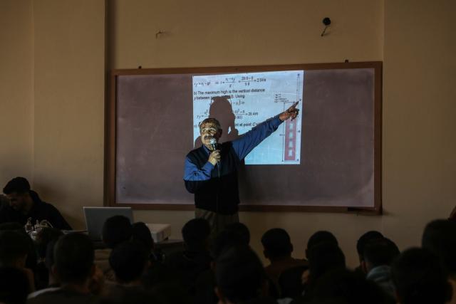 (251211) -- GAZA, Dec. 11, 2025 (Xinhua) -- A teacher gives a lesson at Islamic University, in Gaza City, Dec. 7, 2025. Before the war, Gaza had seven universities and eleven colleges. The conflict has inflicted heavy losses: at least 1,111 university students and 193 academics and professors have been killed, including Sufian Tayeh, president of the Islamic University.
   Despite this, the university has reopened for first-year students in programs that require hands-on learning: medicine, engineering, science, nursing, information technology, and law. (Photo by Rizek Abdeljawad/Xinhua)