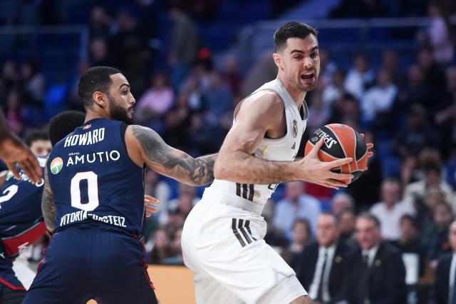 (251212) -- MADRID, Dec. 12, 2025 (Xinhua) -- Real Madrid's Alberto Abalde (R) vies with Baskonia's Markus Howard during the Euroleague basketball match between Real Madrid and Baskonia at Movistar Arena in Madrid, Spain, on Dec. 11, 2025. (Photo by Gustavo Valiente/Xinhua)