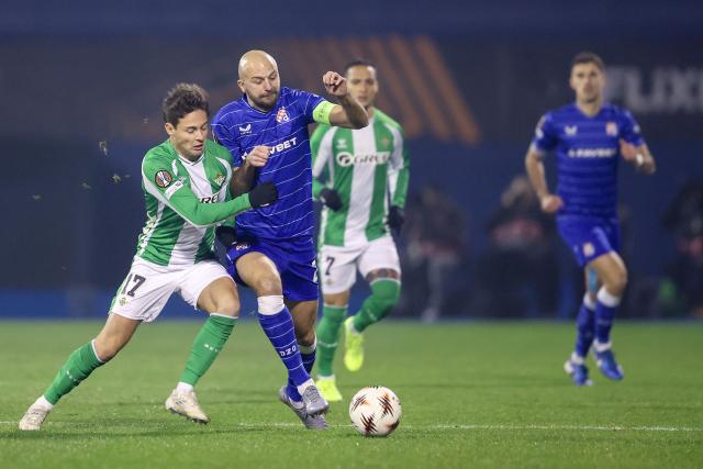 (251212) -- ZAGREB, Dec. 12, 2025 (Xinhua) -- Rodrigo Riquelme (L) of Real Betis and Josip Misic of Dinamo compete for the ball during the UEFA Europa League 2025/26 League Phase match between GNK Dinamo and Real Betis in Zagreb, Croatia, on Dec. 11, 2025. (Sanjin Strukic/PIXSELL via Xinhua)