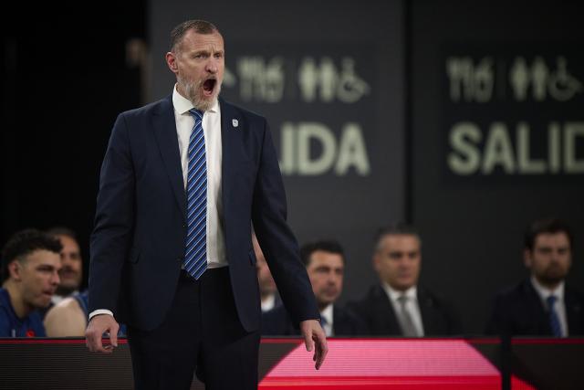 (251212) -- Valencia, Dec. 12, 2025 (Xinhua) -- Radovan Trifunovic, coach of Anadolu Efes Istanbul, instructs during the Euroleague basketball match between Valencia and  Anadolu Efes Istanbul in Valencia, Spain, on Dec. 11, 2025. (Str/Xinhua)
