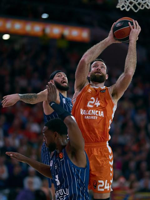 (251212) -- Valencia, Dec. 12, 2025 (Xinhua) -- Matthew Costello (R) of Valencia goes to the basket during the Euroleague basketball match between Valencia and  Anadolu Efes Istanbul in Valencia, Spain, on Dec. 11, 2025. (Str/Xinhua)